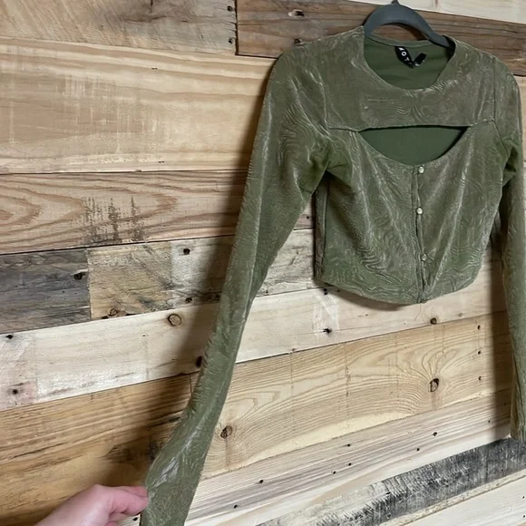 Motel size XS Olive Green Long Sleeve Cropped Cutout Button Down Velvet Blouse - Picture 4 of 8